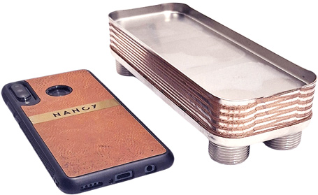 Kleiner Wärmetauscher – Größenvergleich mit einem Handy Ba-12-12 Nordic Tec